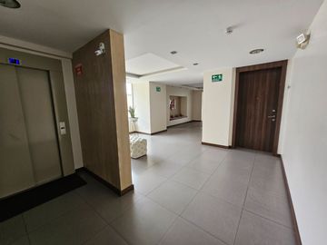 Luminosa suite, sector Lomas de Monteserrín, en Venta, departamento 1 dormitorio, Seguridad dentro de Urb.en Quito