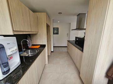Luminosa suite, sector Lomas de Monteserrín, en Venta, departamento 1 dormitorio, Seguridad dentro de Urb.en Quito