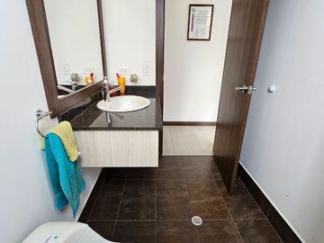 Luminosa suite, sector Lomas de Monteserrín, en Venta, departamento 1 dormitorio, Seguridad dentro de Urb.en Quito