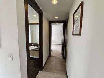 Luminosa suite, sector Lomas de Monteserrín, en Venta, departamento 1 dormitorio, Seguridad dentro de Urb.en Quito