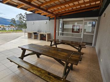 Luminosa suite, sector Lomas de Monteserrín, en Venta, departamento 1 dormitorio, Seguridad dentro de Urb.en Quito