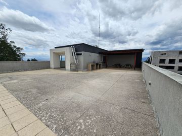 Luminosa suite, sector Lomas de Monteserrín, en Venta, departamento 1 dormitorio, Seguridad dentro de Urb.en Quito