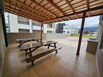 Luminosa suite, sector Lomas de Monteserrín, en Venta, departamento 1 dormitorio, Seguridad dentro de Urb.en Quito