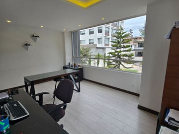Luminosa suite, sector Lomas de Monteserrín, en Venta, departamento 1 dormitorio, Seguridad dentro de Urb.en Quito