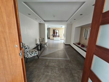Luminosa suite, sector Lomas de Monteserrín, en Venta, departamento 1 dormitorio, Seguridad dentro de Urb.en Quito