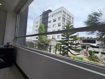 Luminosa suite, sector Lomas de Monteserrín, en Venta, departamento 1 dormitorio, Seguridad dentro de Urb.en Quito