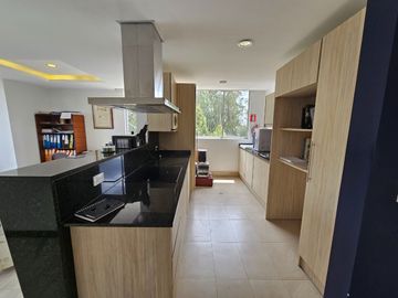 Luminosa suite, sector Lomas de Monteserrín, en Venta, departamento 1 dormitorio, Seguridad dentro de Urb.en Quito