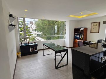 Luminosa suite, sector Lomas de Monteserrín, en Venta, departamento 1 dormitorio, Seguridad dentro de Urb.en Quito