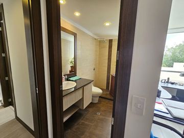 Luminosa suite, sector Lomas de Monteserrín, en Venta, departamento 1 dormitorio, Seguridad dentro de Urb.en Quito