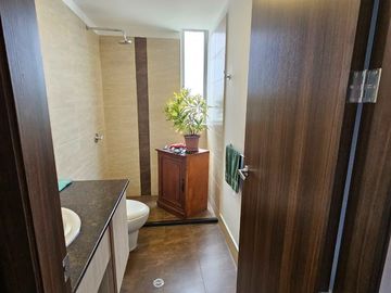 Luminosa suite, sector Lomas de Monteserrín, en Venta, departamento 1 dormitorio, Seguridad dentro de Urb.en Quito