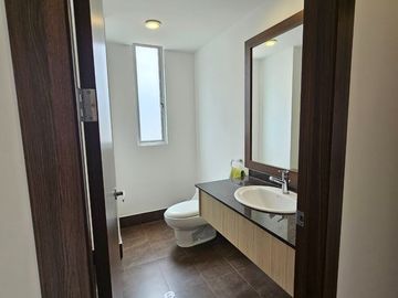 Luminosa suite, sector Lomas de Monteserrín, en Venta, departamento 1 dormitorio, Seguridad dentro de Urb.en Quito