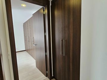 Luminosa suite, sector Lomas de Monteserrín, en Venta, departamento 1 dormitorio, Seguridad dentro de Urb.en Quito