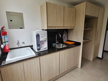 Luminosa suite, sector Lomas de Monteserrín, en Venta, departamento 1 dormitorio, Seguridad dentro de Urb.en Quito