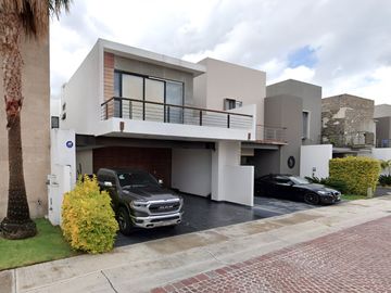 Cumbres del Lago, Juriquilla, Querétaro en calle de Lago Yalahan # 237