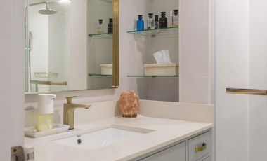 Stylishly Furnished 1-Bedroom Condo with Convertible 2nd Bedroom, Roof Deck, and More in Merville, Parañaque For SALE!