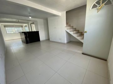 Se Vende Casa en REAL DEL LAGO, Circuito del Lago Poniente MZ 7 LT 7, Colonia del Lago, Villa Nicolás Romero, Estado de México, México