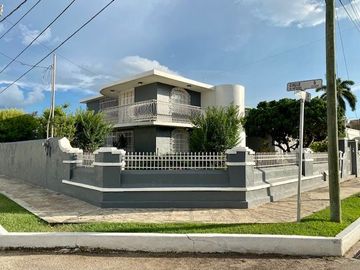Casa colonial en la tradicional colonia García Ginerés