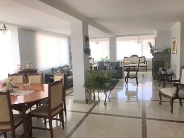 Lujoso Penthouse en venta 345m2C a pocas cuadras del centro de Cuenca