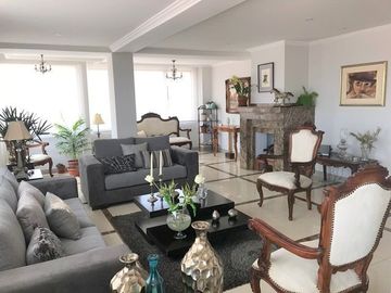 Lujoso Penthouse en venta 345m2C a pocas cuadras del centro de Cuenca