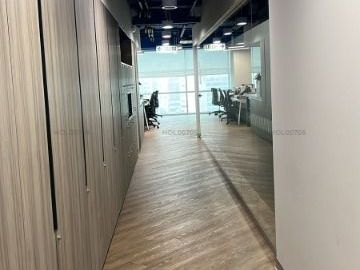 ALQUILO IMPECABLE OFICINA EN CENTRO EMPRESARIAL