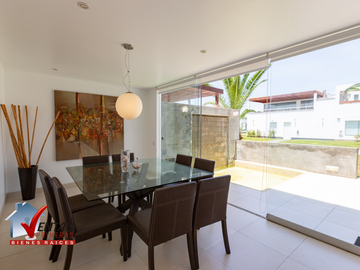 HERMOSA CASA DE PLAYA VISTA A PARQUE CON TERRAZA, PARRILLA Y PISCINA. EN 7MA FILA, MODERNA DE 2 PLANTAS VISTA A LA ÁREA DE JUEGOS Y PISCINA