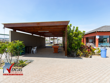 HERMOSA CASA DE PLAYA VISTA A PARQUE CON TERRAZA, PARRILLA Y PISCINA. EN 7MA FILA, MODERNA DE 2 PLANTAS VISTA A LA ÁREA DE JUEGOS Y PISCINA