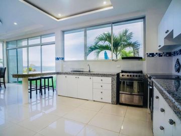 Casa de venta en Urbanizacion privada Manta Manabí