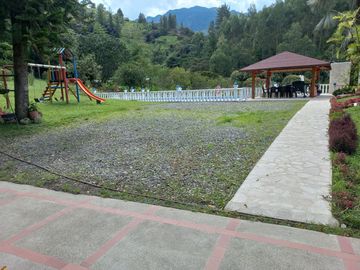 Te vendo esta extensa y hermosa finca muy bien ubicada en una excelente vereda de Barbosa.