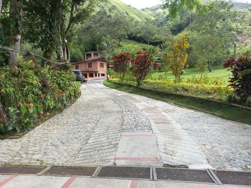 Te vendo esta extensa y hermosa finca muy bien ubicada en una excelente vereda de Barbosa.