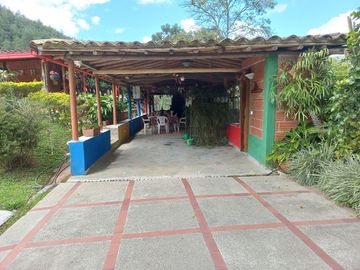 Te vendo esta extensa y hermosa finca muy bien ubicada en una excelente vereda de Barbosa.