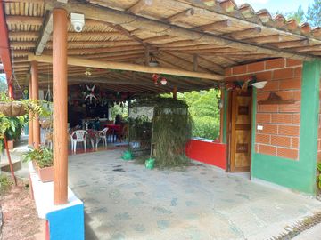 Te vendo esta extensa y hermosa finca muy bien ubicada en una excelente vereda de Barbosa.