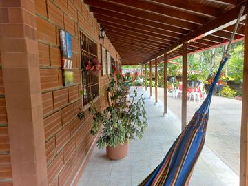 Te vendo esta extensa y hermosa finca muy bien ubicada en una excelente vereda de Barbosa.