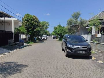 Rumah Hook Lebar 12m di Babatan Pratama Surabaya Barat