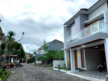 Rumah Baru dengan Kolam Renang Dalam Perumahan dekat Jalan Kaliurang