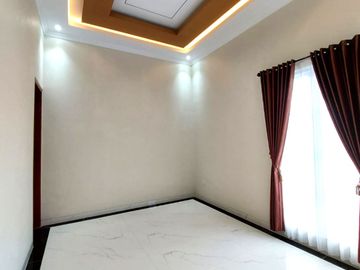Rumah Baru dengan Kolam Renang Dalam Perumahan dekat Jalan Kaliurang