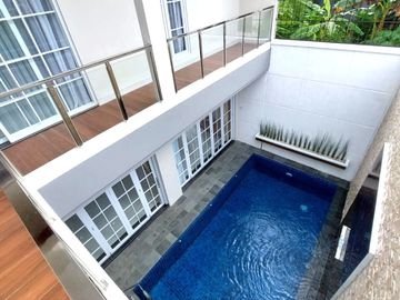 Rumah Baru dengan Kolam Renang Dalam Perumahan dekat Jalan Kaliurang