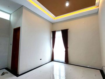 Rumah Baru dengan Kolam Renang Dalam Perumahan dekat Jalan Kaliurang