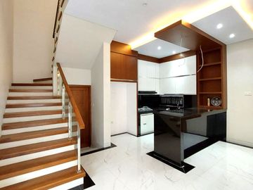 Rumah Baru dengan Kolam Renang Dalam Perumahan dekat Jalan Kaliurang