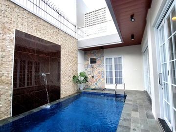 Rumah Baru dengan Kolam Renang Dalam Perumahan dekat Jalan Kaliurang