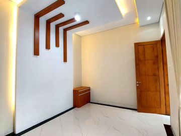 Rumah Baru dengan Kolam Renang Dalam Perumahan dekat Jalan Kaliurang