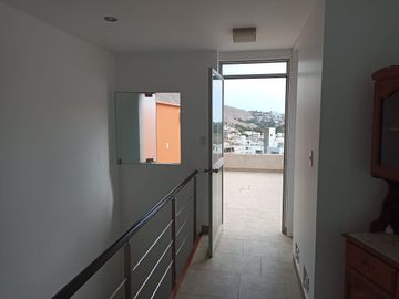 Lindo triplex frente a parque en Urb. Alamos de Monterrico.