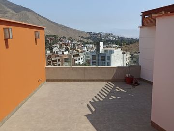 Lindo triplex frente a parque en Urb. Alamos de Monterrico.