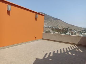 Lindo triplex frente a parque en Urb. Alamos de Monterrico.