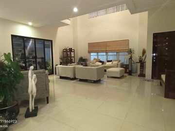 3storey House for lease with 7br