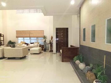 3storey House for lease with 7br