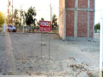 VENDO TERRENO CERCA A LOZA DEPORTIVA EN LA URB. COLINAS DEL CHIPE - PIURA