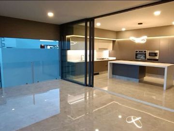 VENDO CASA EN EL BOSQUE COUNTRY CLUB COLINDA A CAMPO DE GOLF Y TIENE VISTA A LA CIUDAD