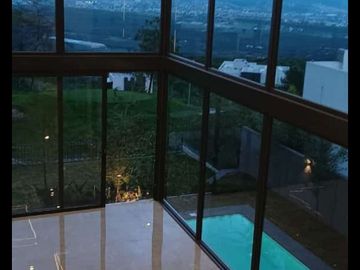 VENDO CASA EN EL BOSQUE COUNTRY CLUB COLINDA A CAMPO DE GOLF Y TIENE VISTA A LA CIUDAD