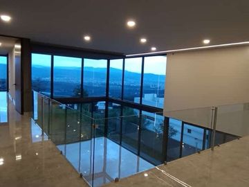 VENDO CASA EN EL BOSQUE COUNTRY CLUB COLINDA A CAMPO DE GOLF Y TIENE VISTA A LA CIUDAD