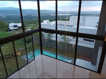 VENDO CASA EN EL BOSQUE COUNTRY CLUB COLINDA A CAMPO DE GOLF Y TIENE VISTA A LA CIUDAD